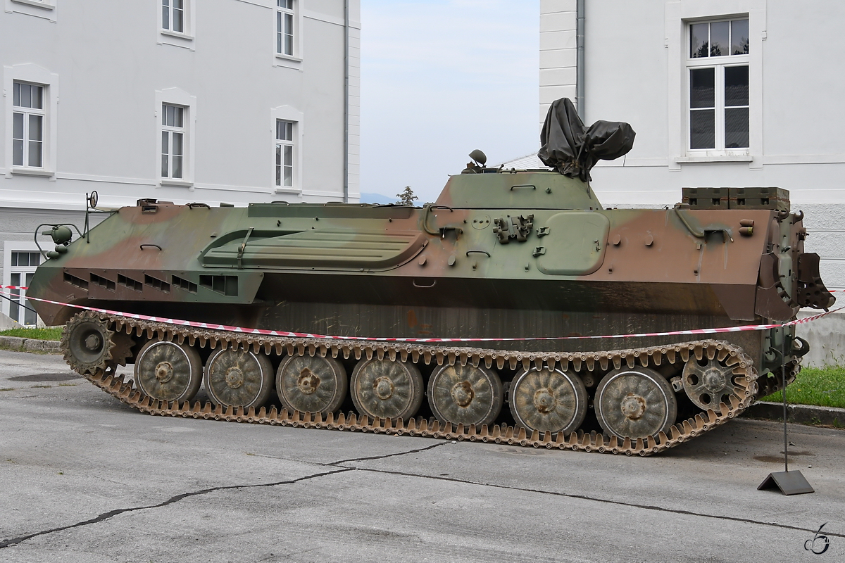 Ein geländegängiges, leicht gepanzertes, schwimmfähiges Gleiskettenfahrzeug MT-LBu war Ende August 2019 im Park der Militärgeschichte in Pivka ausgestellt.