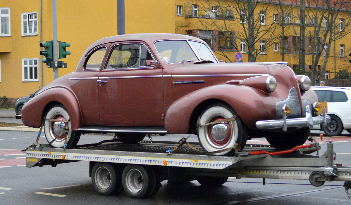 Ein gepflegter Oldtimer, ein amerikanisches  1939´er Buick Business Coupé auf einem Hänger am 07.01.20 Berlin Adlershof.