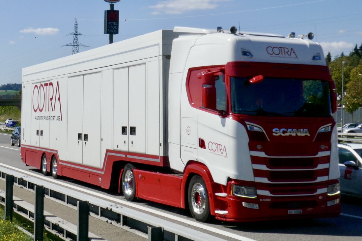 Ein geschlossener Scania Autotransporter von Cotra am 11.9.26 bei Grauholz.