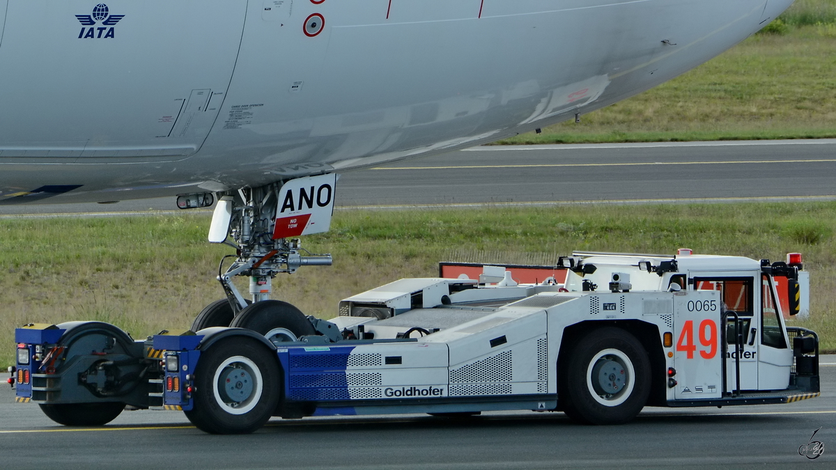 Ein Goldhofer-Flugzeugschlepper bei der Arbeit. (Flughafen Frankfurt, Mai 2014)