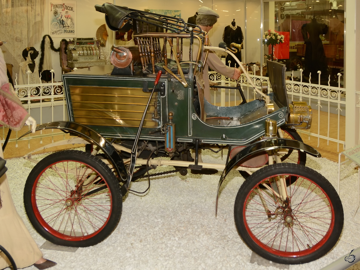 Ein Grout Brothers Automobil von 1899 ist Teil der Ausstellung im Auto- und Technikmuseum Sinsheim. (Dezember 2014)