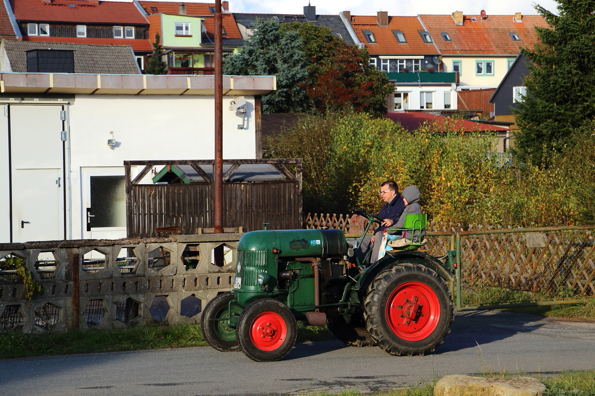 Ein historischer IFA-Traktor (Baureihe unbekannt) tuckert am 23.10.2016 am Bahnhof Hasselfelde vorbei. Die Aufnahme entstand während einer Sonderzugfahrt der IG HSB.