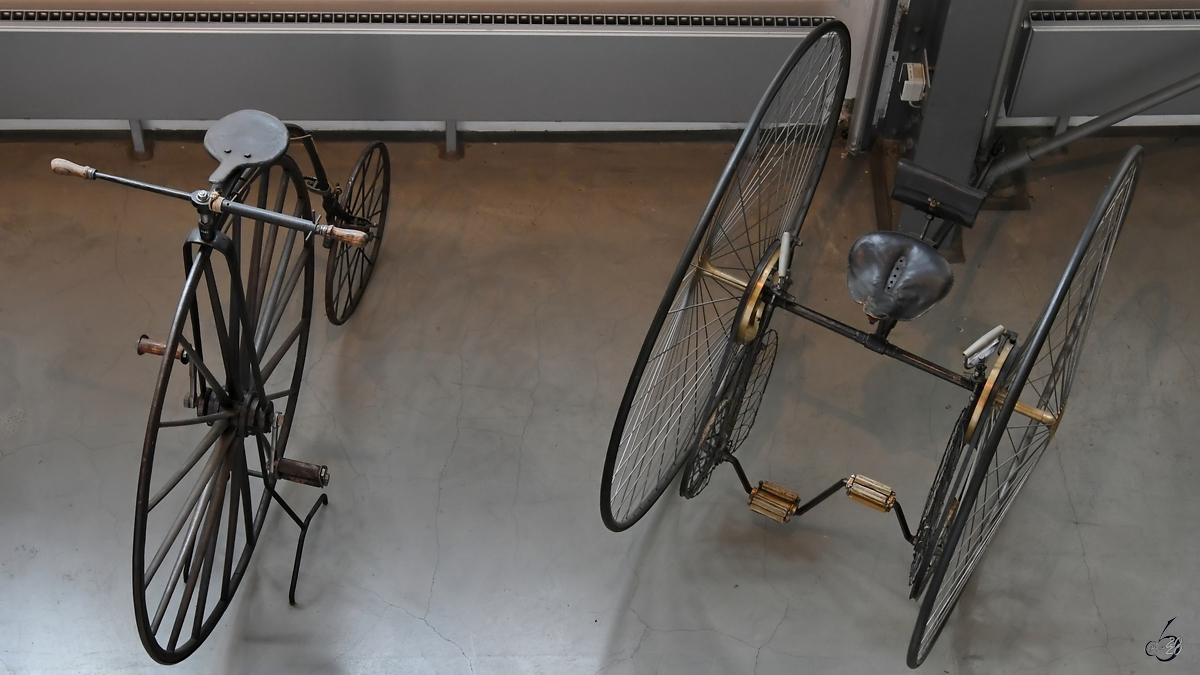 Ein Hochrad aus Holz und das 1885 entstandene Otto Safety Bicycle. (Verkehrszentrum des Deutschen Museums München, August 2020)