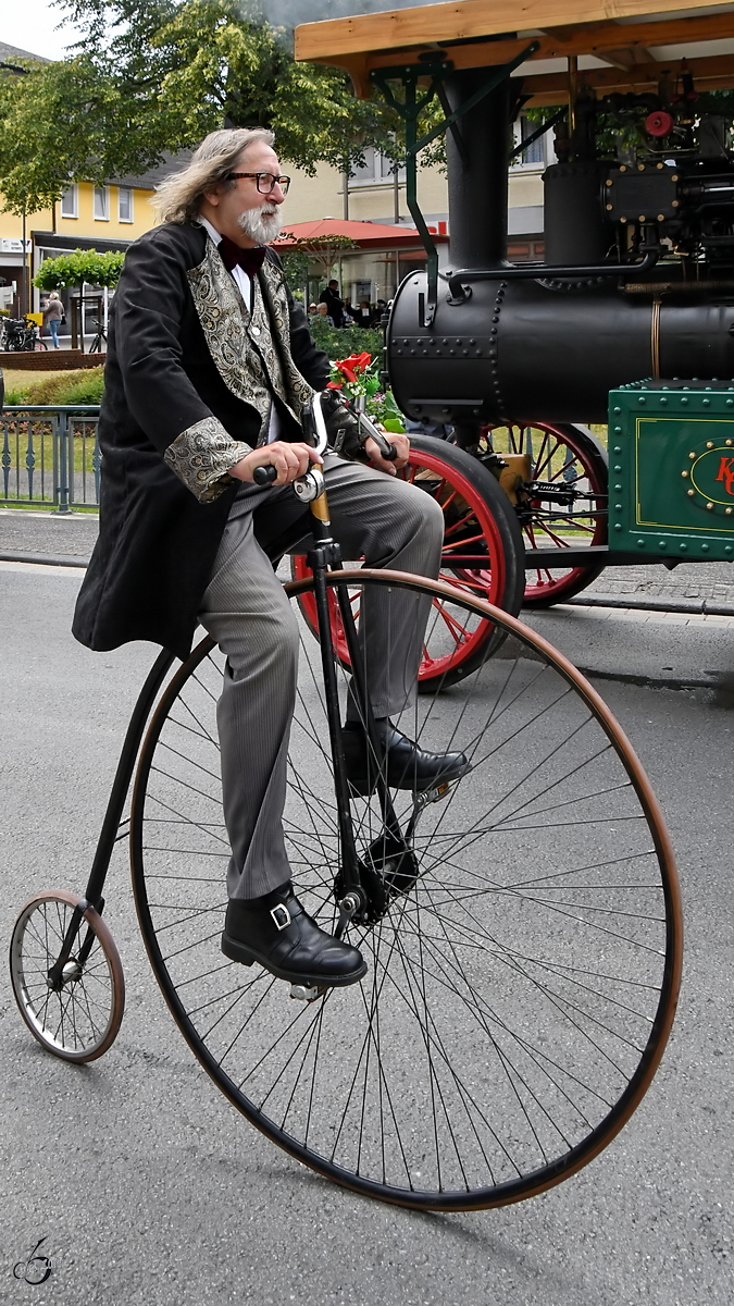 Ein Hochrad war stilecht in Altenbeken unterwegs. (Juli 2019)