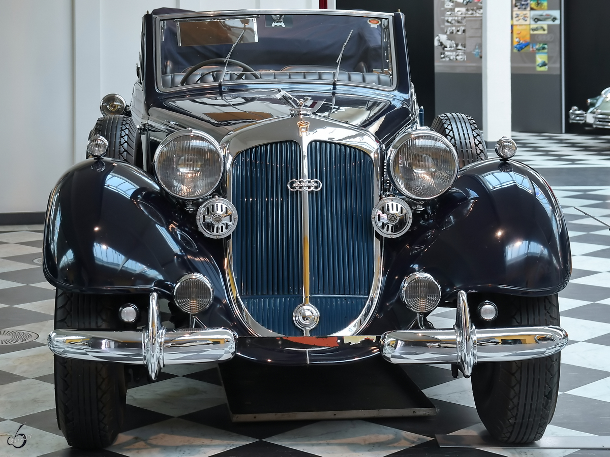 Ein Horch 951A Pullman-Cabriolet aus dem Jahr 1937, gesehen im August Horch Museum Zwickau. (August 2018)