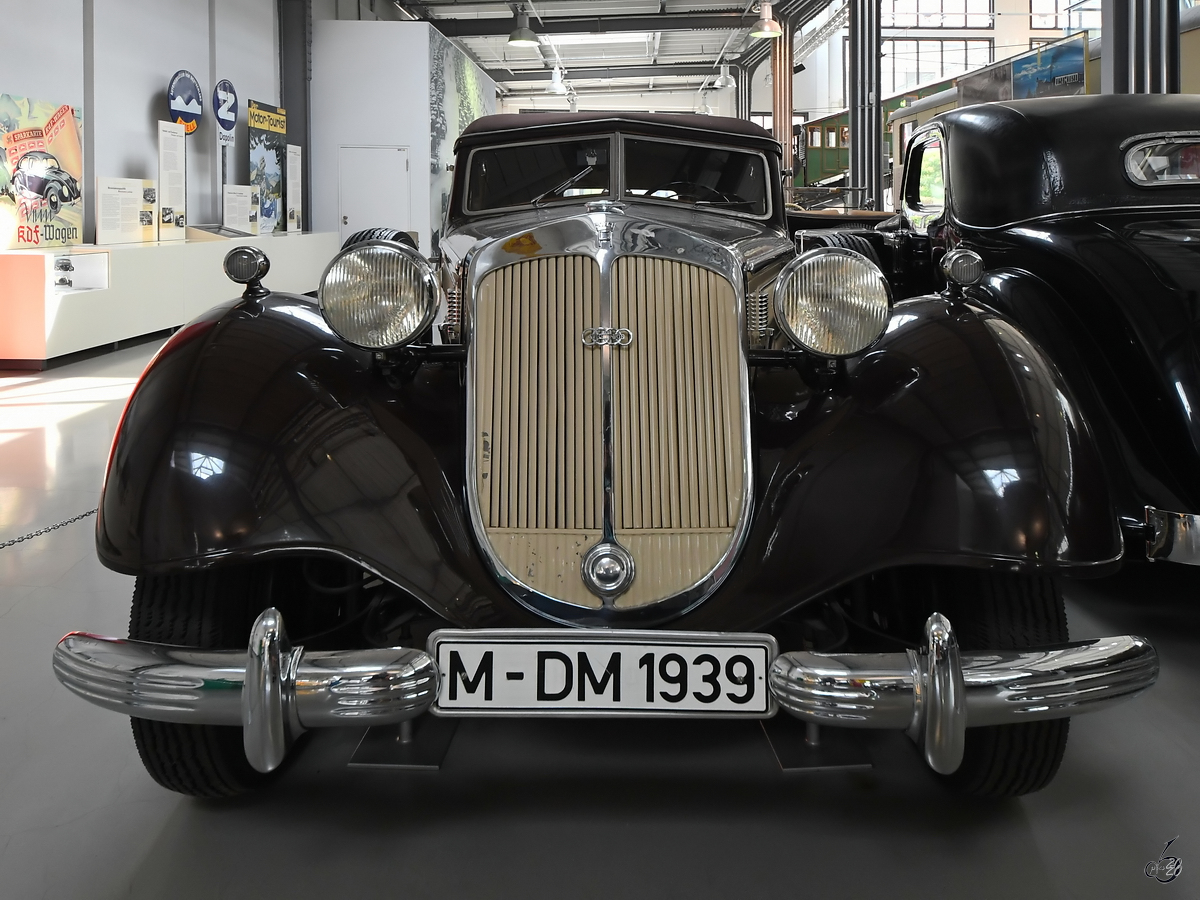 Ein Horch Sport-Cabriolet Typ 853 A von 1939 ist im Verkehrszentrum des Deutschen Museums München ausgestellt. (August 2020)