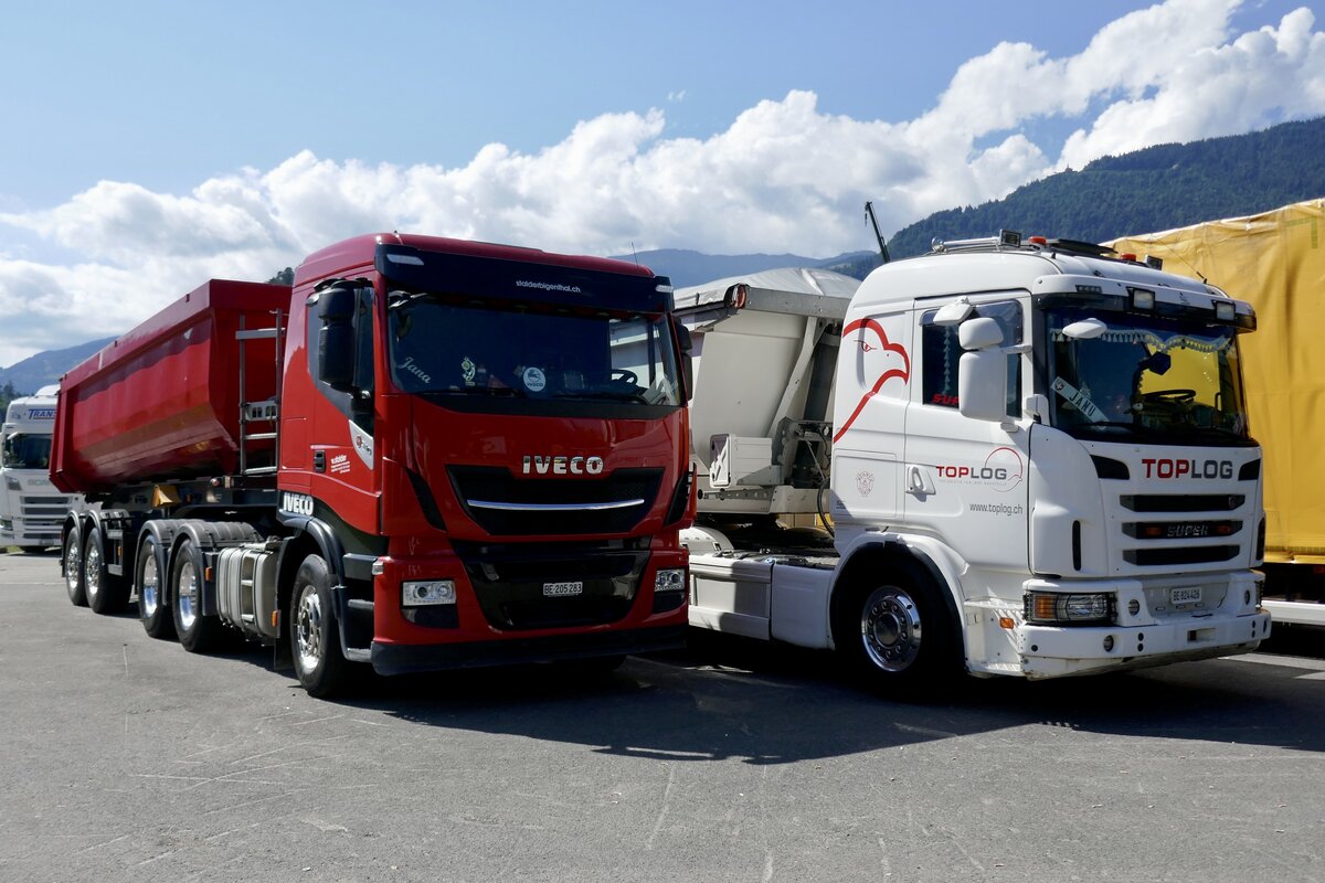 Ein Iveco und Scania Kippersattelzug von Stalder Bigenthal und TOPLOG am 26.6.22 beim Trucker Festival Interlaken.