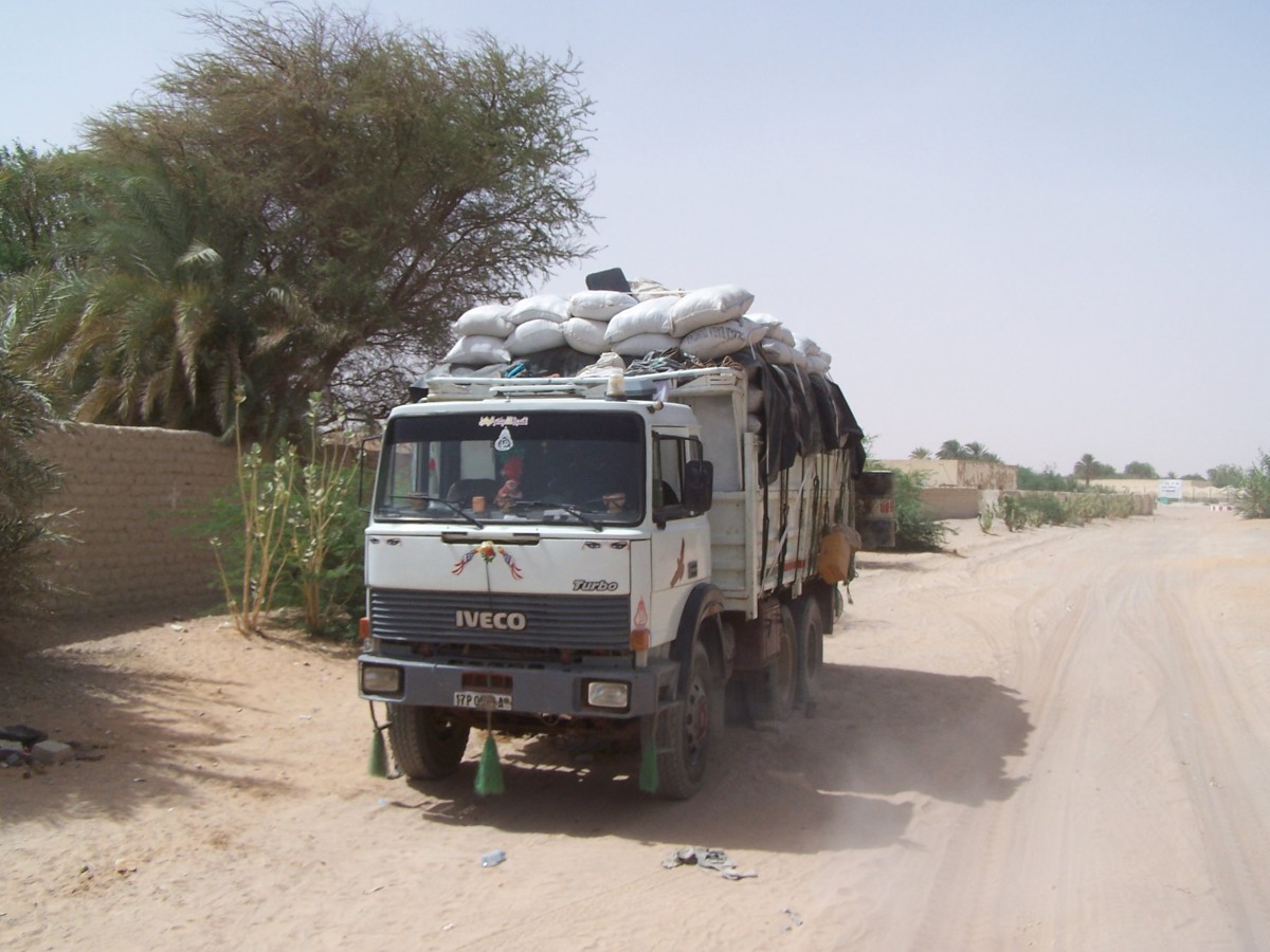 Ein Iveco in der Wüste bei Faya (Chad) am 12/06/2013.