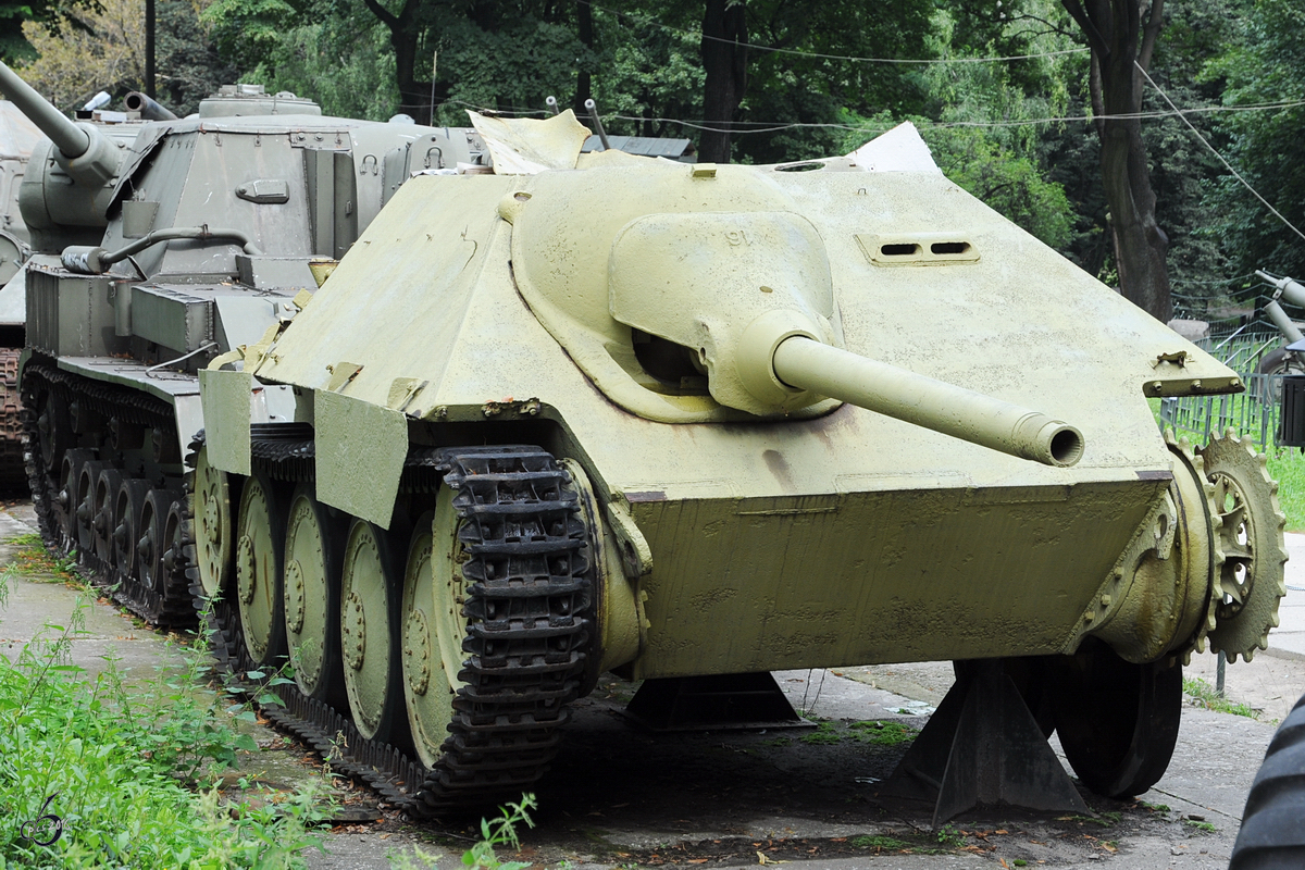 Ein Jagdpanzer 38(t)  Hetzer  der deutschen Wehrmacht im Museum der Polnischen Armee (Warschau, August 2011)