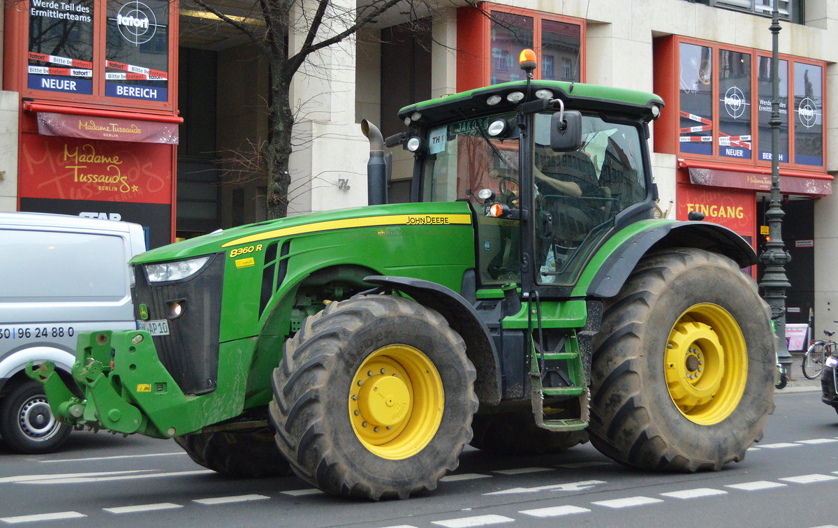 Ein JOHN DEERE Typ 8360 R Traktor am 26.11.19 Nähe Berlin Brandenburger Tor.