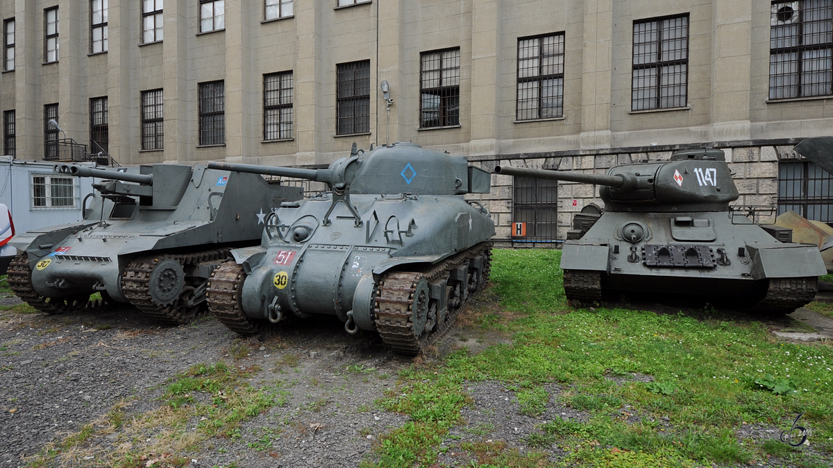 Ein Kampfpanzer T-34 und zwei amerikanische Sherman-Panzer im Museum der polnischen Armee. (Warschau, August 2011)