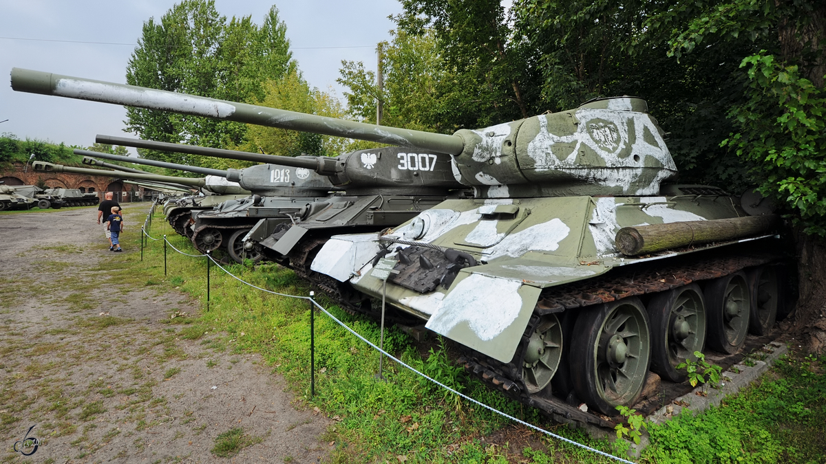 Ein Kampfpanzer T-34/85 in der Zweigstelle Fort IX  Sadyba  des Armeemuseums 