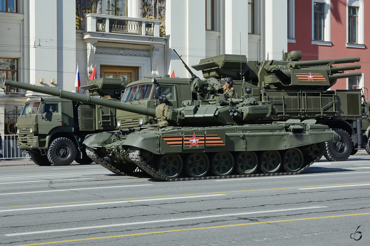 Ein Kampfpanzer T-90 vor zwei Kamaz 6560 (8×8) mit dem Kurzstrecken-Flugabwehrraketen-System 96K6 Pantsir-S1 / SA-22 Greyhound warten auf den Start der Generalprobe am 7.5.2016 für die Parade zum 71. Jahrestag des Sieges über Nazi-Deutschland im Zweiten Weltkrieg in Moskau.