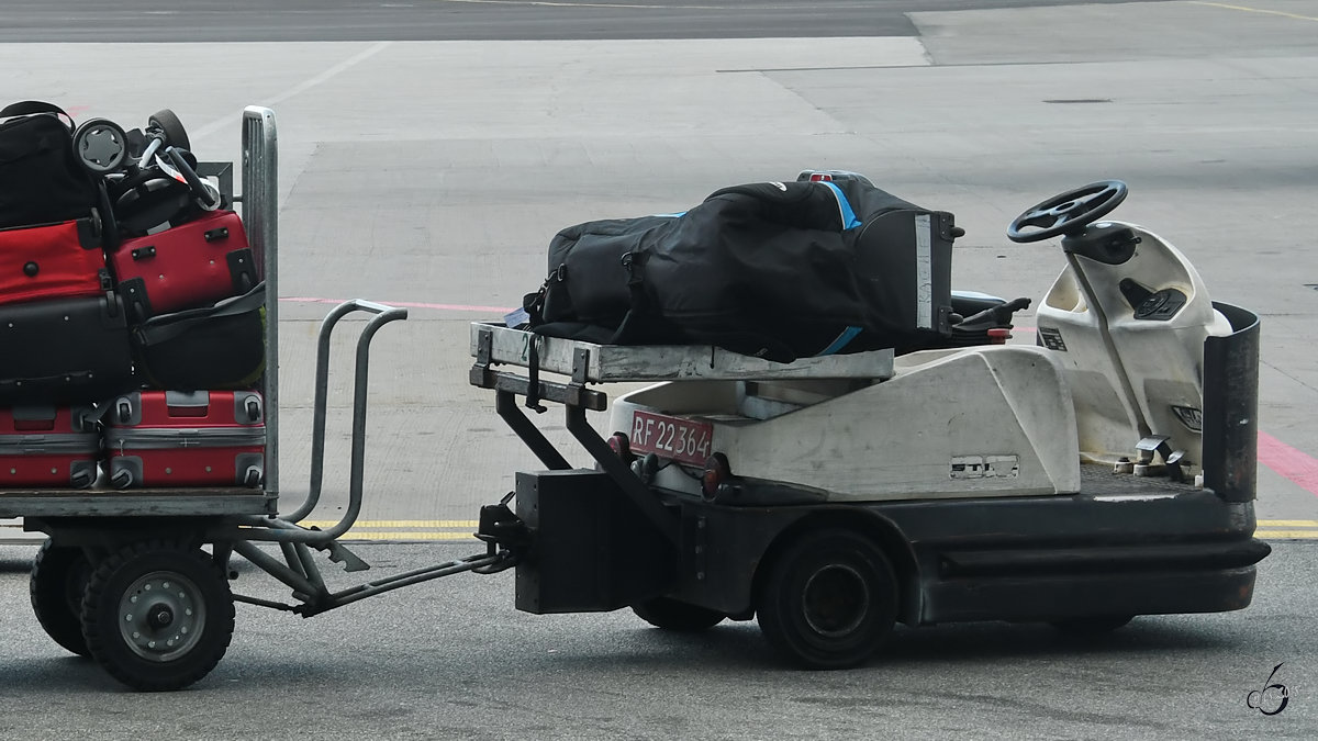 Ein kleiner elektrischer Schlepper Anfang Juni 2018 am Flughafen Aalborg.