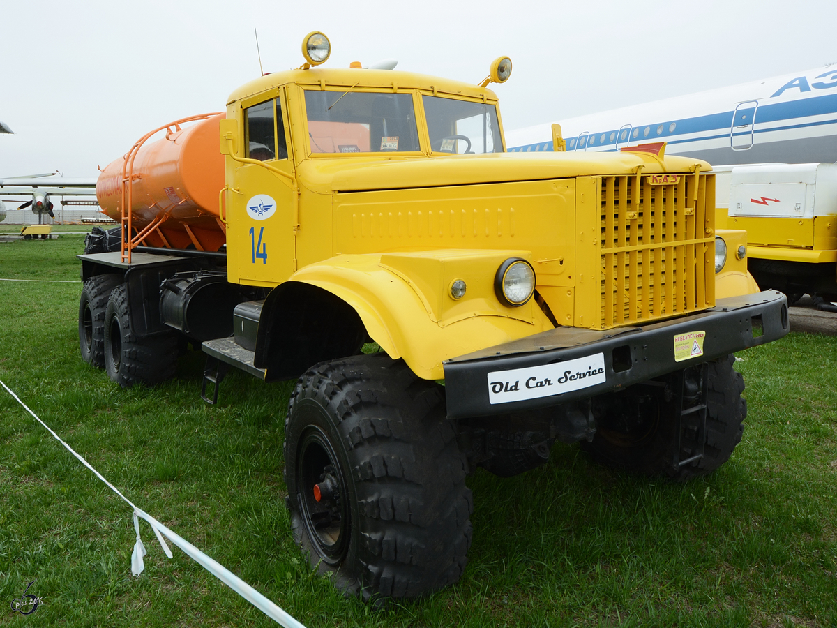 Ein KrAZ 255 mit Tankaufbau und Strahltriebwerk für die Flugfeldenteisung im Nationalen Luftfahrtmuseum der Ukraine (Kiew, April 2016)