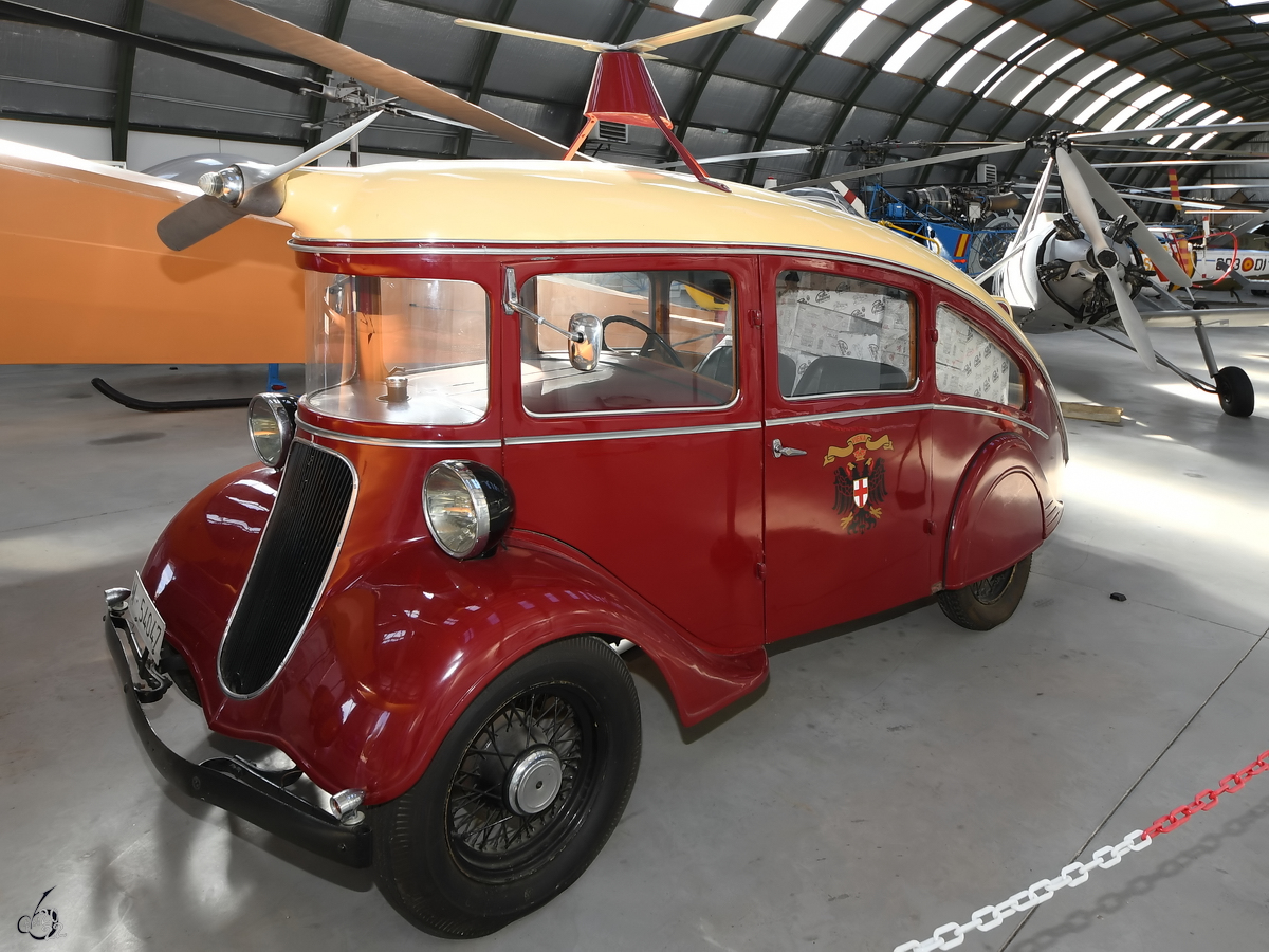 Ein Kuriosum im Museo del Aire in Cuatro Vientos ist dieser Autogiro  Viena Capellanes  aus dem Jahr 1935. Dieses Lieferfahrzeug in der Gestalt des Tragschraubers wurde vom spanischen Ingenieur und Luftfahrtpionier Juan de la Cierva auf Basis des British Singer Popular 9HP erschaffen und diente viele Jahre als Werbeträger. (November 2022)
