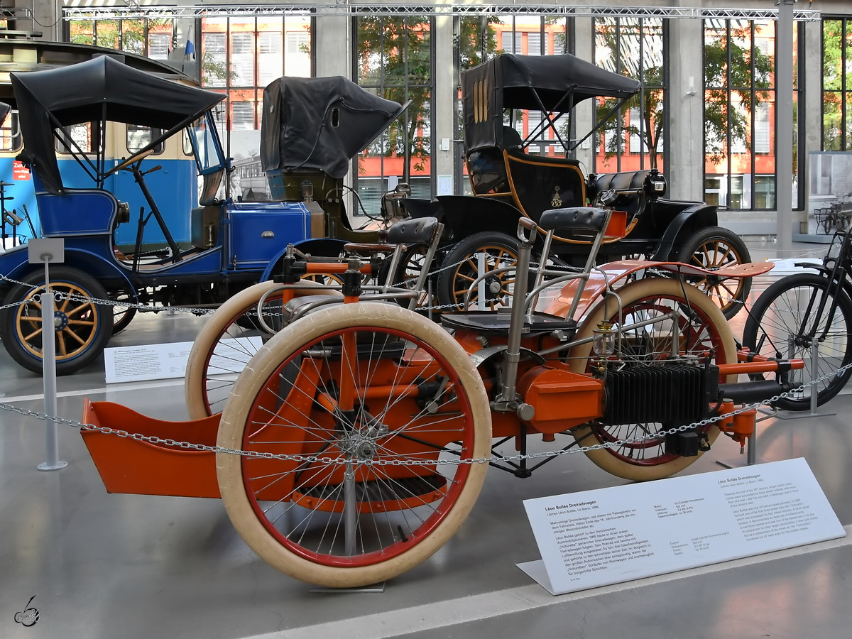 Ein Léon Bollée Dreiradwagen von 1896. (Verkehrszentrum des Deutschen Museums München, August 2020)