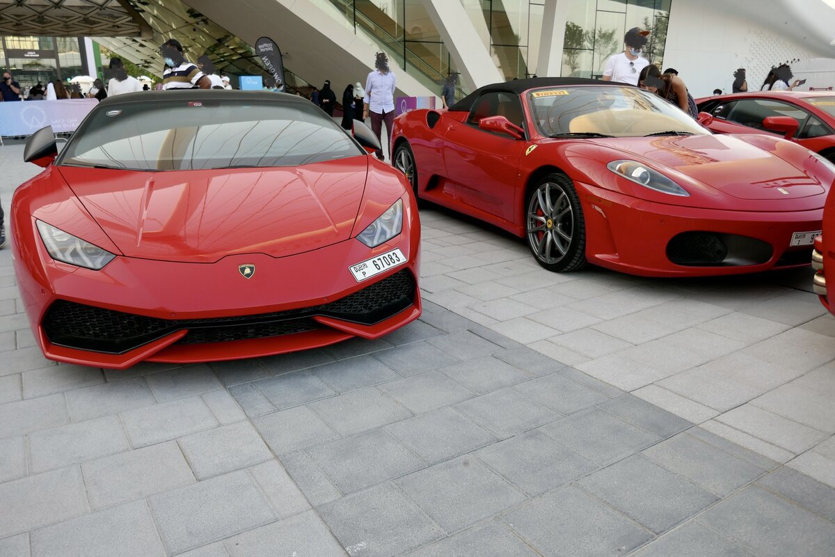 Ein Lamborghini Huracan mit einem Ferrari am 1.12.21 vor dem Ain Dubai.