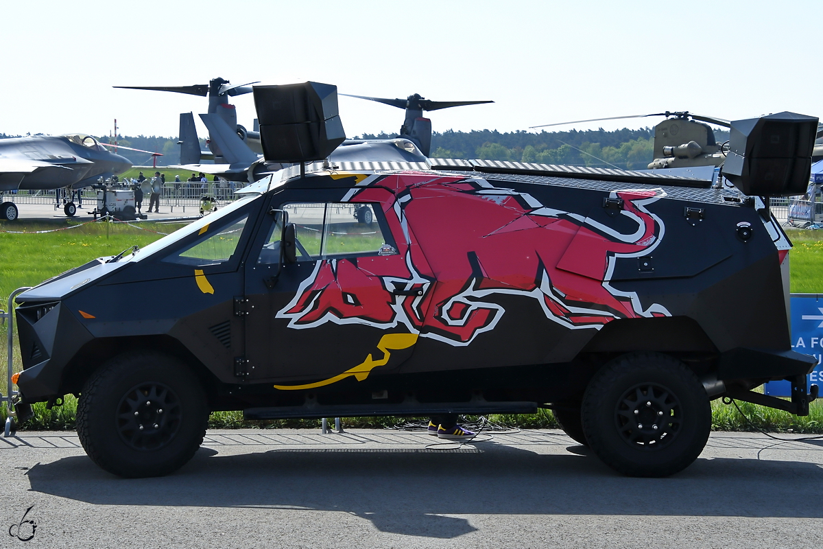 Ein Land Rover Defender 130 diente als Basis für den  Stealth-Partytruck  von Red Bull. (ILA Berlin, April 2018)