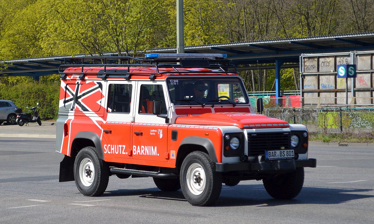 Ein Land Rover Defender als Einsatzfahrzeug (Katastrophenschutz) des Landkreis Barnim am 16.04.20 Berlin Marzahn. 