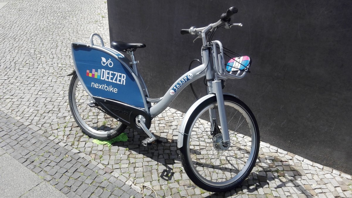Ein Leihrad von Nextbike mit Reklame von Deezer in Berlin. Aufgenommen am 06.06.2020.
