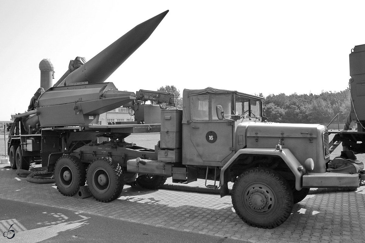 Ein LKW Magirus-Deutz Jupiter mit einer MGM-31A Pershing 1A Rakete auf dem Sattelzugauflieger im Lufwaffenmuseum Berlin-Gatow. (August 2005)