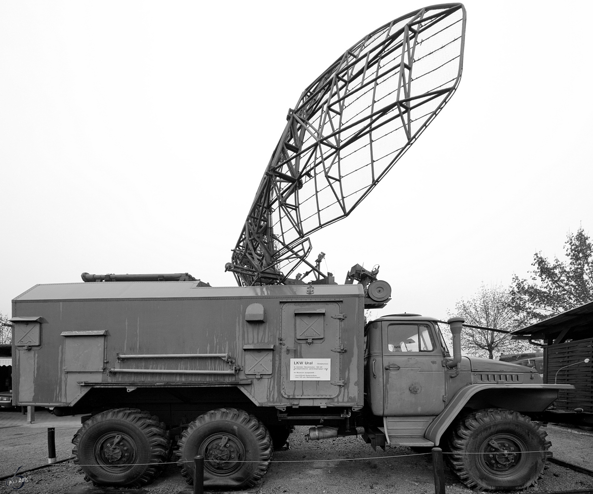 Ein LKW Ural-375D mit dem Radarsystem 1L22 NRZ-4P Parol im Grenzmuseum Schifflersgrund. (Bad Sooden-Allendorf, November 2016)