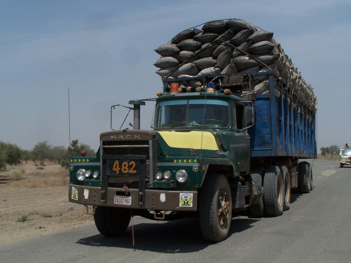 Ein Mack Sattelzug in Gegend von Babanga (Kamerun) am 20/02/2013.
