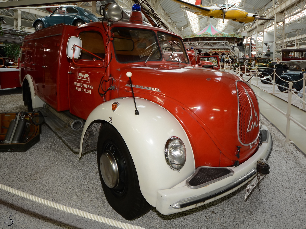 Ein Magirus S 3500 Sirius Feuerwehrfahrzeug aus dem Jahr 1960, so gesehen Mitte Mai 2014 im Technik-Museum Speyer.