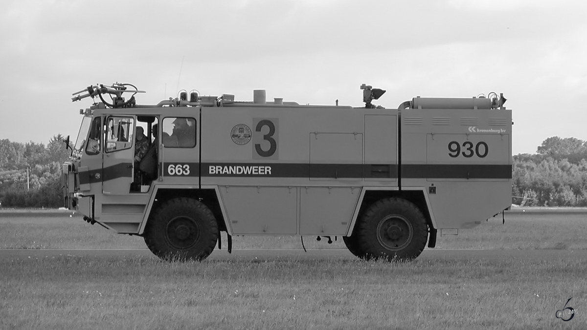 Ein Major Airport Crashtender Kronenburg MAC 06S der Flughafenfeuerwehr in Twente. (Juni 2003)