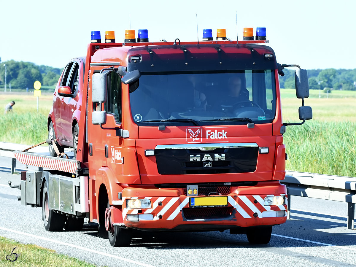 Ein MAN-Abschleppfahrzeug von Falck Anfang Juni 2018 auf einer Landstraße in der Nähe von Aalborg.