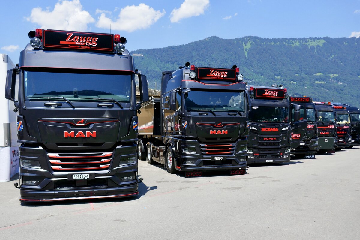 Ein MAN Kippersattelzug und weitere LKW von Zaugg am 27.6.26 beim Trucker Festival in Interlaken.
