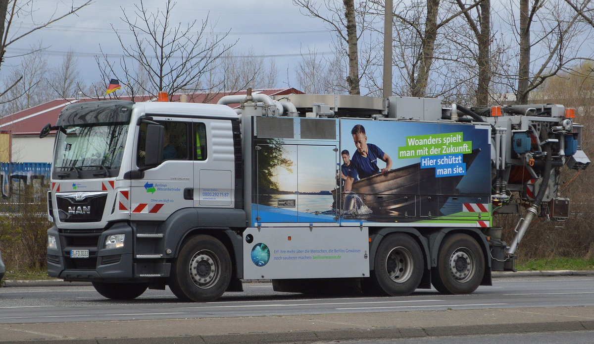 Ein MAN TGS 26.440 Abwasserspülfahrzeug der Berliner Wasserbetriebe am 13.03.20 Berlin Marzahn.