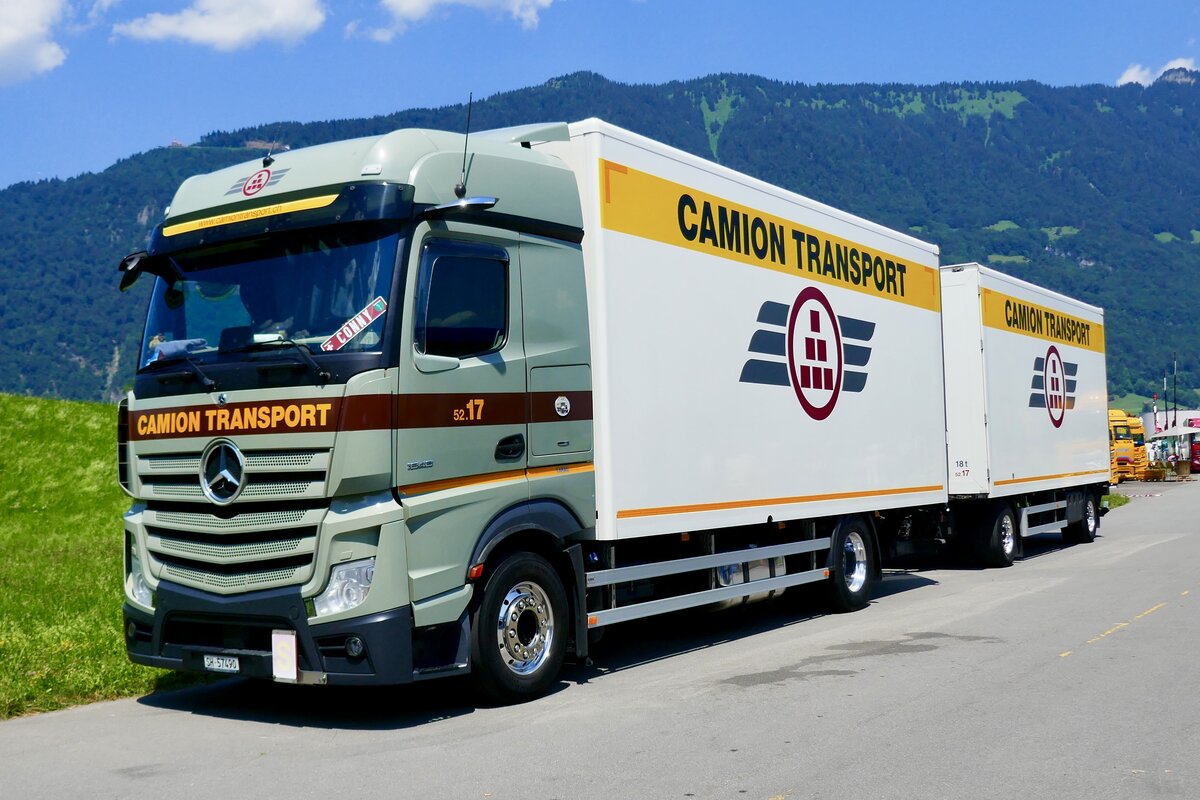 Ein MB Actros H�ngerzug von Camion Transport am 27.6.26 beim Trucker Festival in Interlaken.