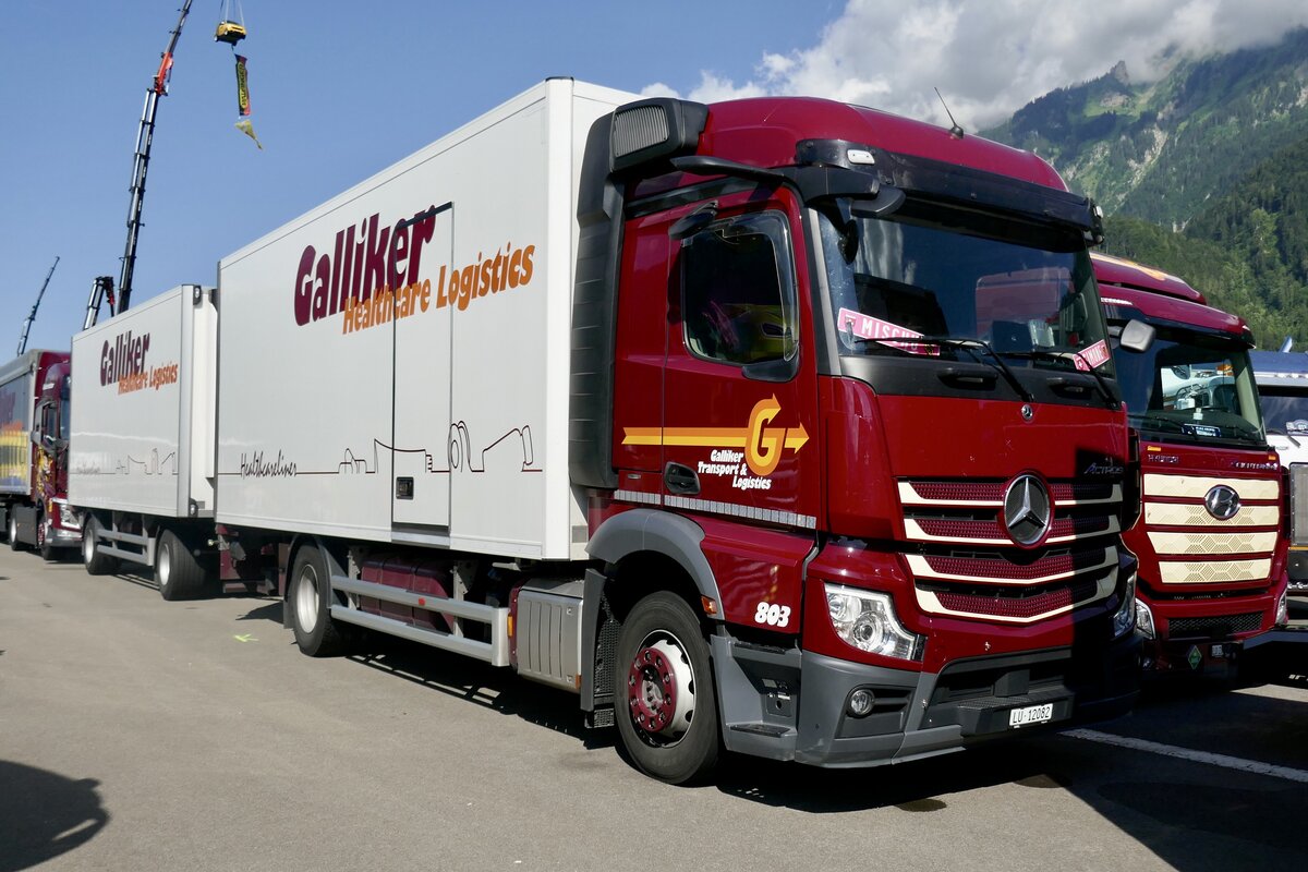 Ein MB Actros Hängerzug von Galliker am 26.6.22 beim Trucker Festival in Interlaken.