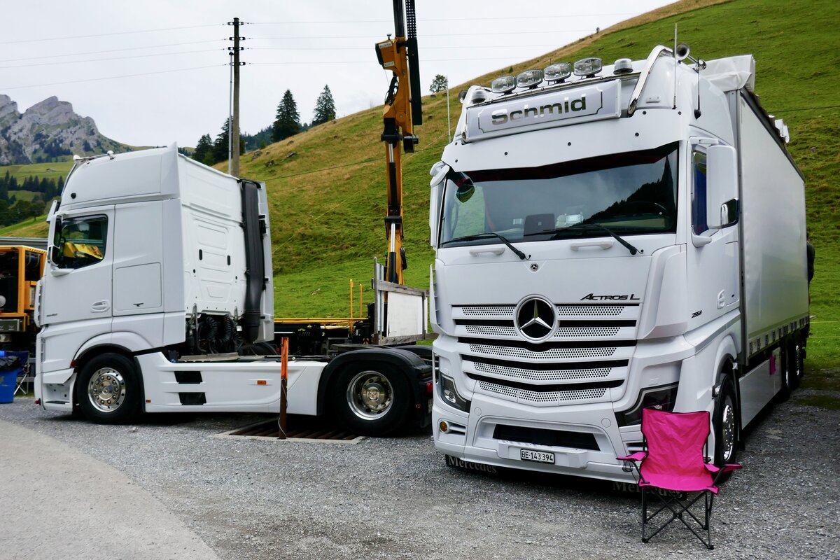 Ein MB Actros mit Pritschenaufbau von Schmid am 29.8.26 beim Diemtigtaler Truck Treff.