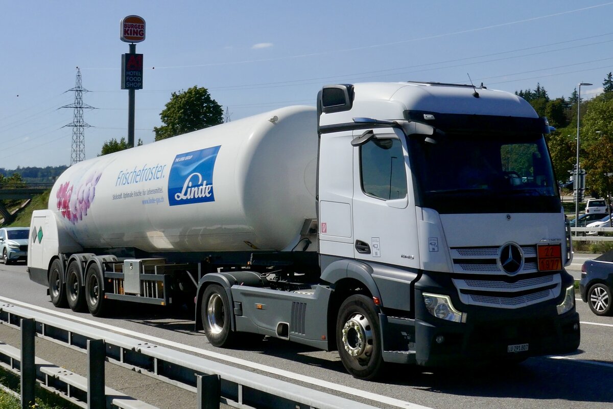 Ein MB Actros mit Tankauflieger von PanGas am 11.9.26 bei Grauholz.