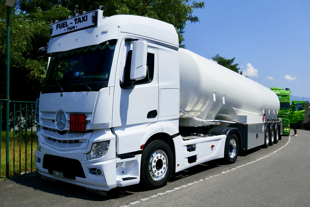Ein MB Actros Tanksattelzug von Fuel Taxi Thun am 27.6.26 beim Trucker Festival Interlaken.