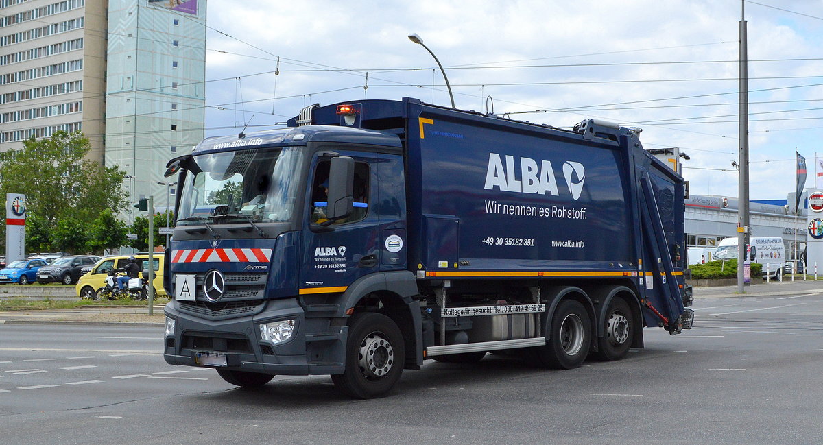 Ein MB ANTOS 2533 Müllentsorgungsfahrzeug der ALBA Group aus Berlin am 29.07.20 Berlin Marzahn.