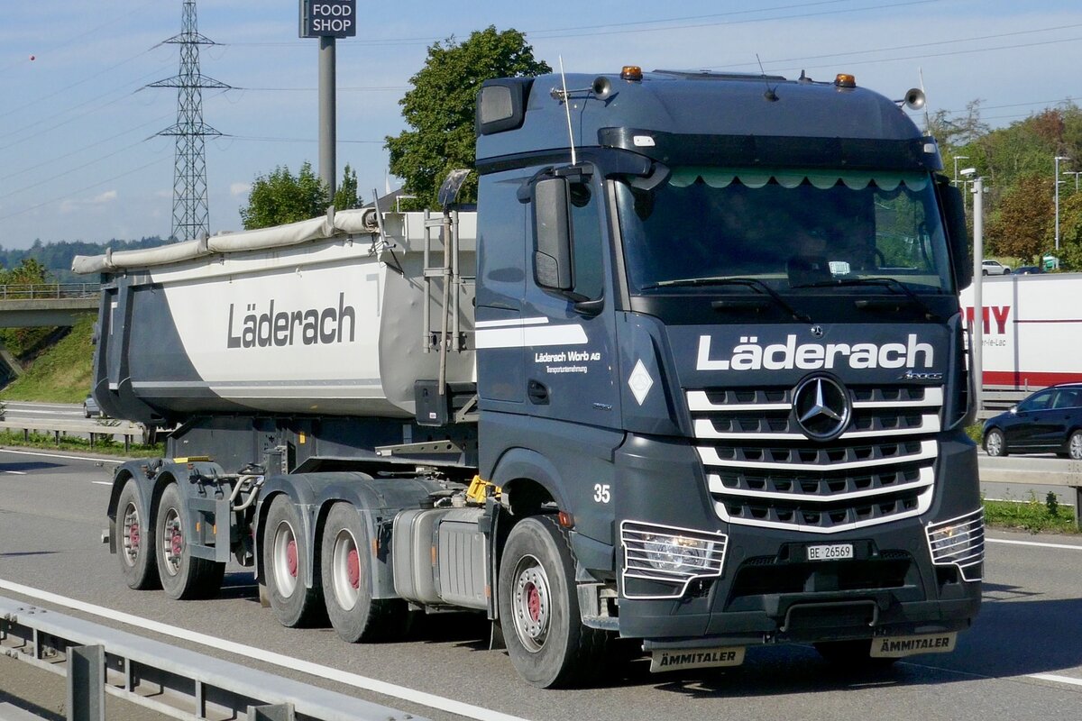 Ein MB Arocs mit Kippauflieger von L�derach am 11.9.26 bei Grauholz.