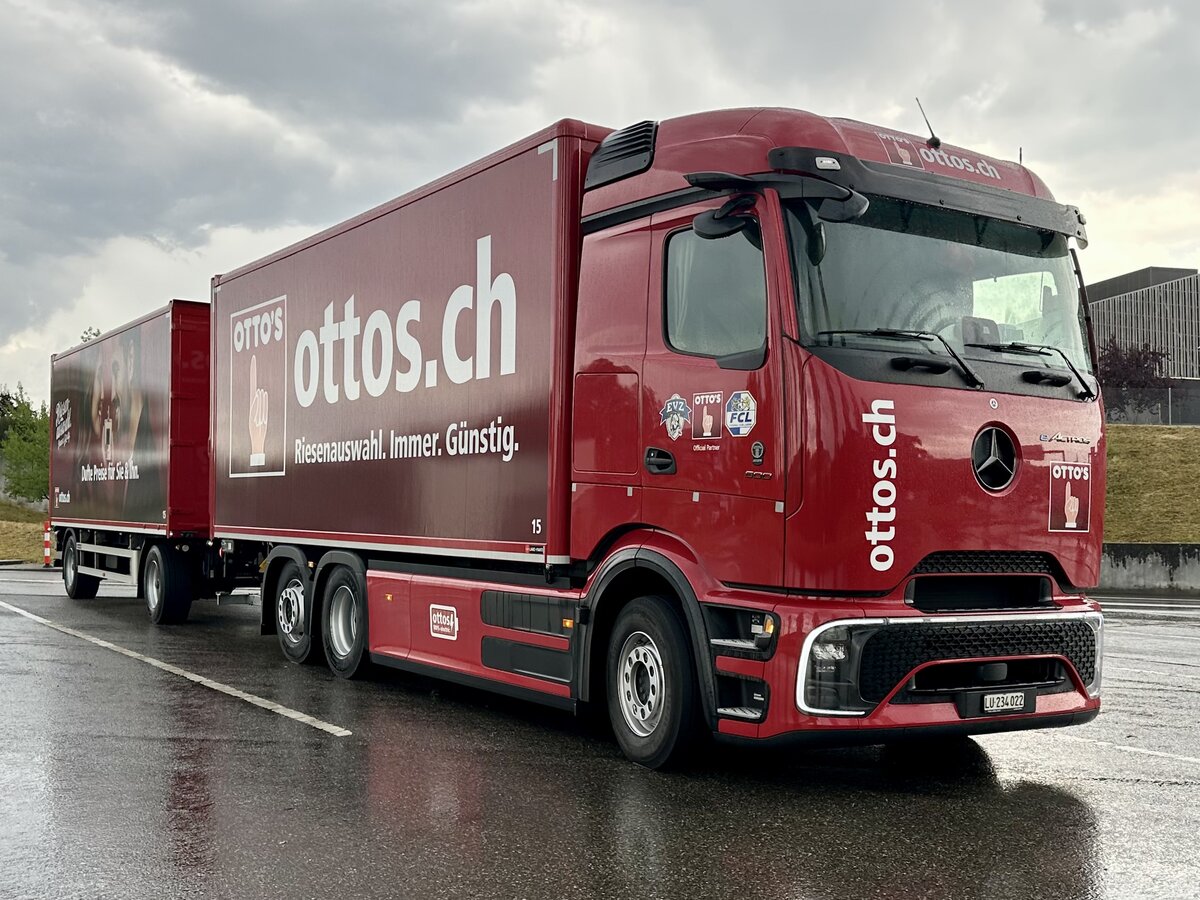 Ein MB eActros H�ngerzug von Otto's am 15.7.26 in Bern Br�nnen.