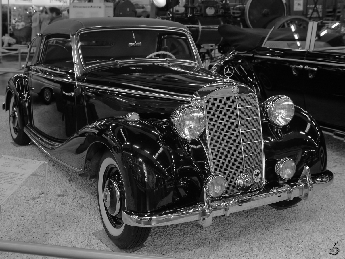 Ein Mercedes-Benz 170 S Cabrio aus dem Jahr 1950 steht im Auto- und Technikmuseum Sinsheim. (Dezember 2014)