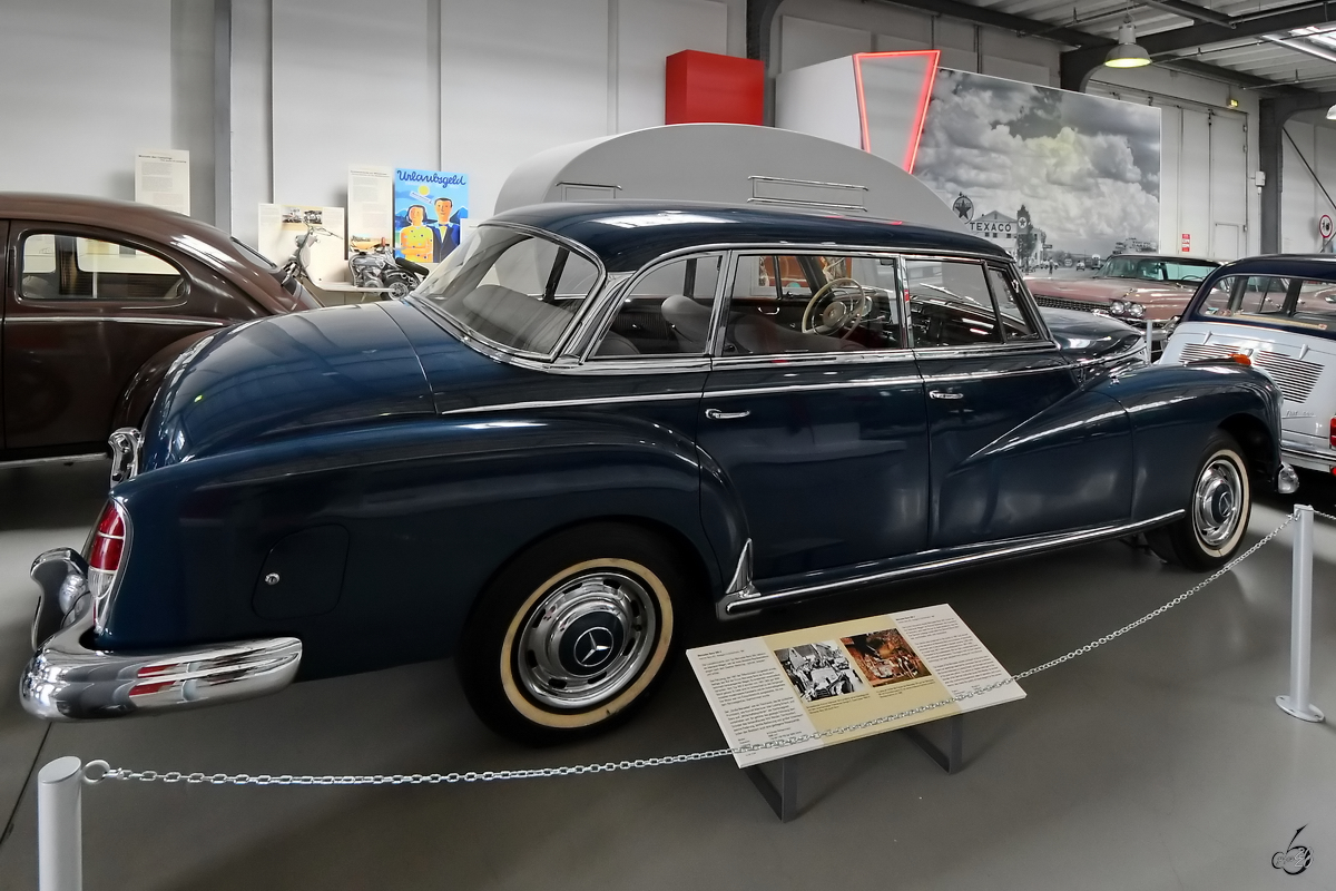 Ein Mercedes-Benz 300 D ist im Verkehrszentrum des Deutschen Museums in München ausgestellt. (August 2020)