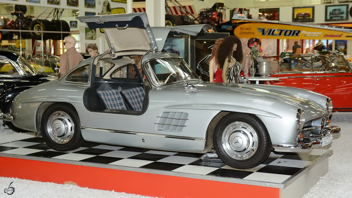 Ein Mercedes-Benz 300 SL kann im Auto- und Technikmuseum Sinsheim bewundert werden. (Dezember 2014)