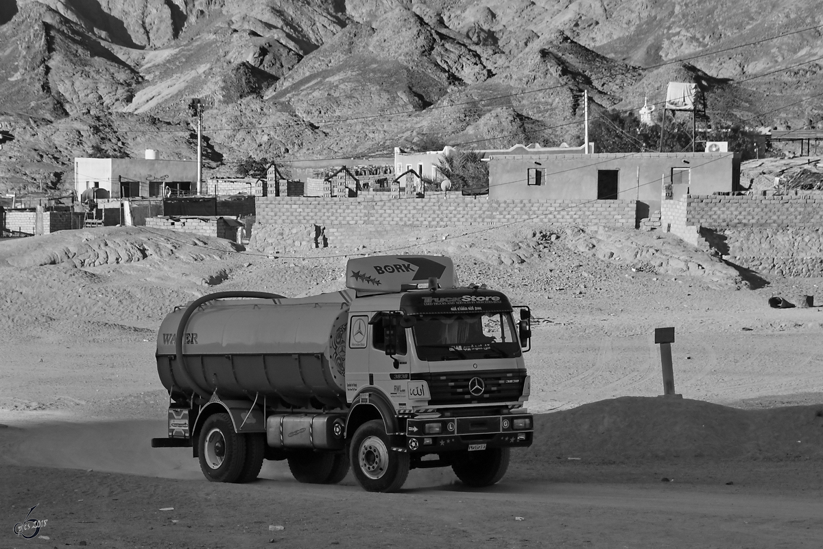 Ein Mercedes-Benz 3838 Wassertransporter Mitte Dezember 2018 auf der Sinai-Halbinsel.