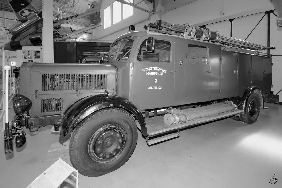 Ein Mercedes-Benz L 4500 Feuerwehrfahrzeug von 1942 ist Teil der Ausstellung im Technik-Museum Speyer. (Mai 2014)