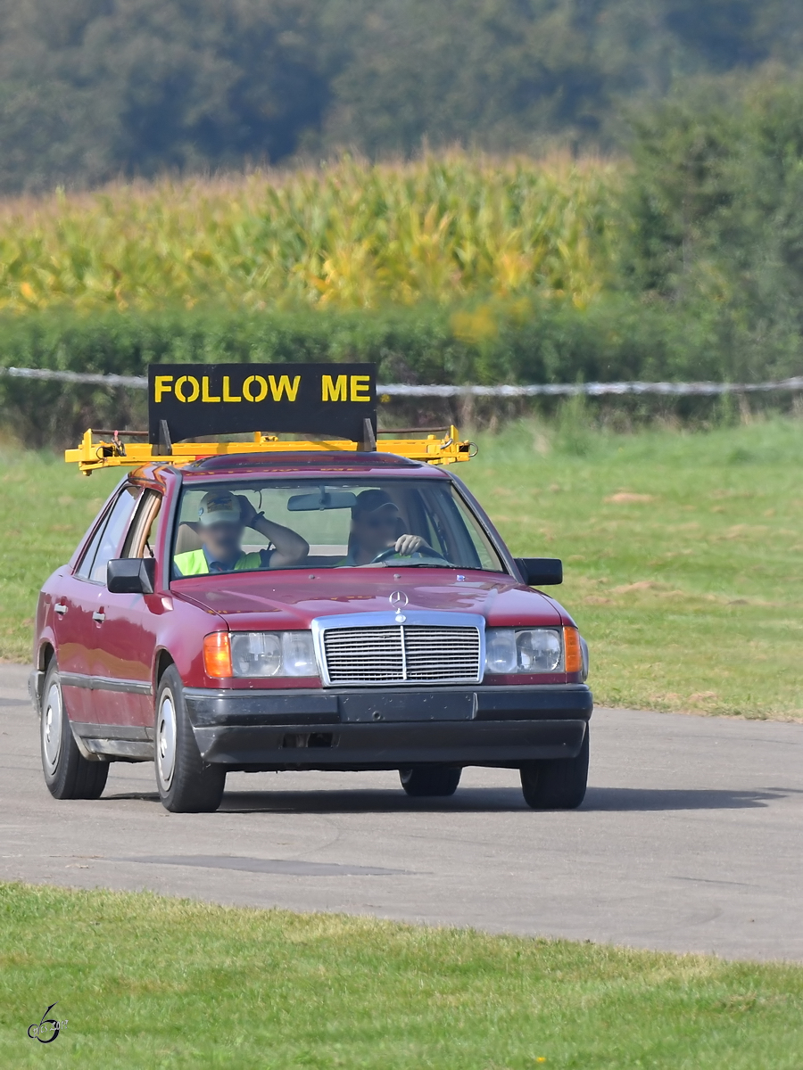 Ein Mercedes-Benz W 124 war Mitte September 2020 als Follow-Me-Wagen auf der Hahnweide zu sehen.