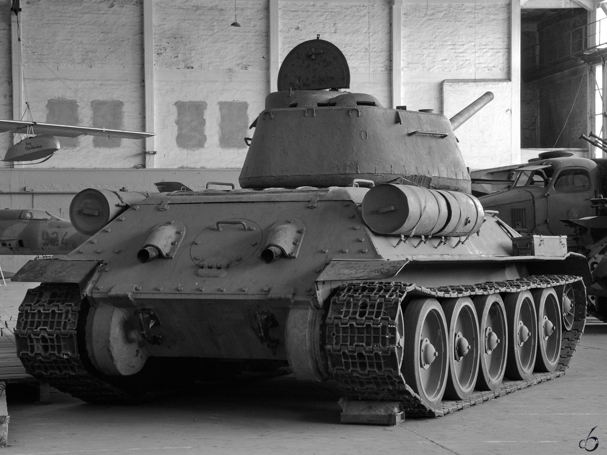 Ein mittlerer Kampfpanzer T-34/85 im Technik Museum Pütnitz. (August 2006)