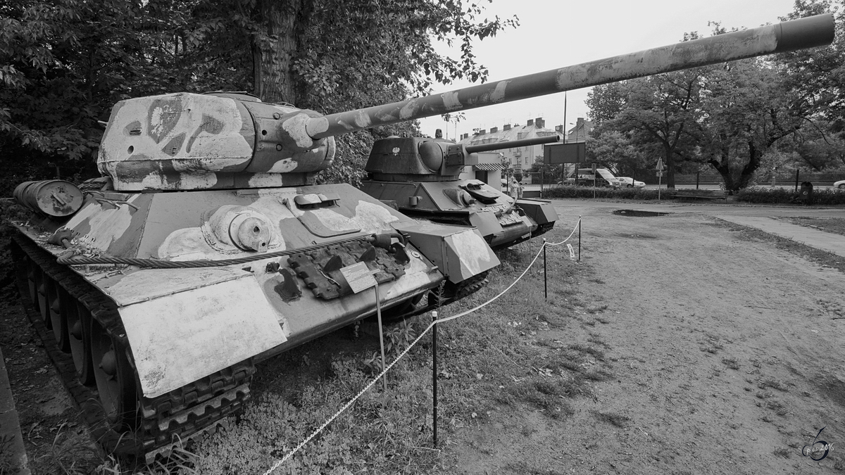 Ein mittlerer Kampfpanzer T-34/85 in der Zweigstelle Fort IX  Sadyba  des Armeemuseums Warschau. (August 2011) 