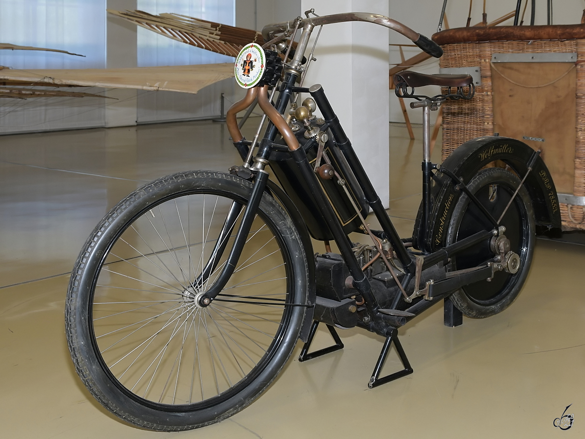 Ein Motorrad aus dem Jahre 1894 von Hildebrandt & Wolfmüller war Anfang Juli 2017 in der Flugwerft Schleißheim ausgestellt und ist das erste serienmäßig produzierte Motorrad der Welt.